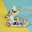 Sandália crocs com design de dinossauro