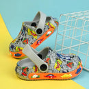 Sandália crocs com design de dinossauro