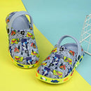 Sandália crocs com design de dinossauro