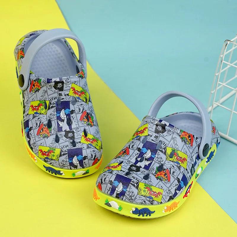 Sandália crocs com design de dinossauro