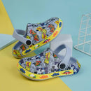 Sandália crocs com design de dinossauro